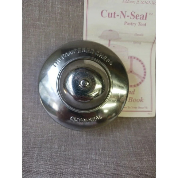 Vintage Pampered Chef Cut-N-Seal 3.5" Sandwich Cutter and Sealer W/Pamplet 1996 - Picture 3 of 9